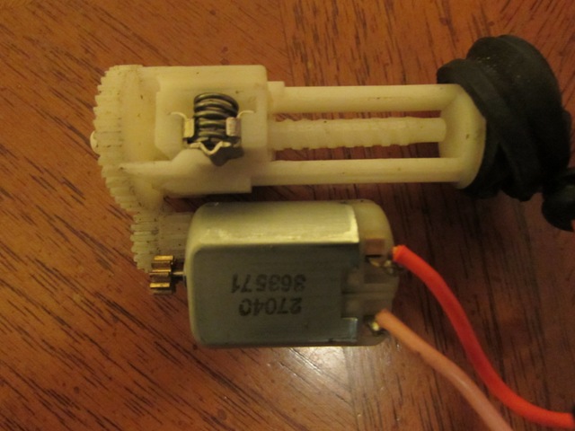 Door lock servo 640 x 480.jpg